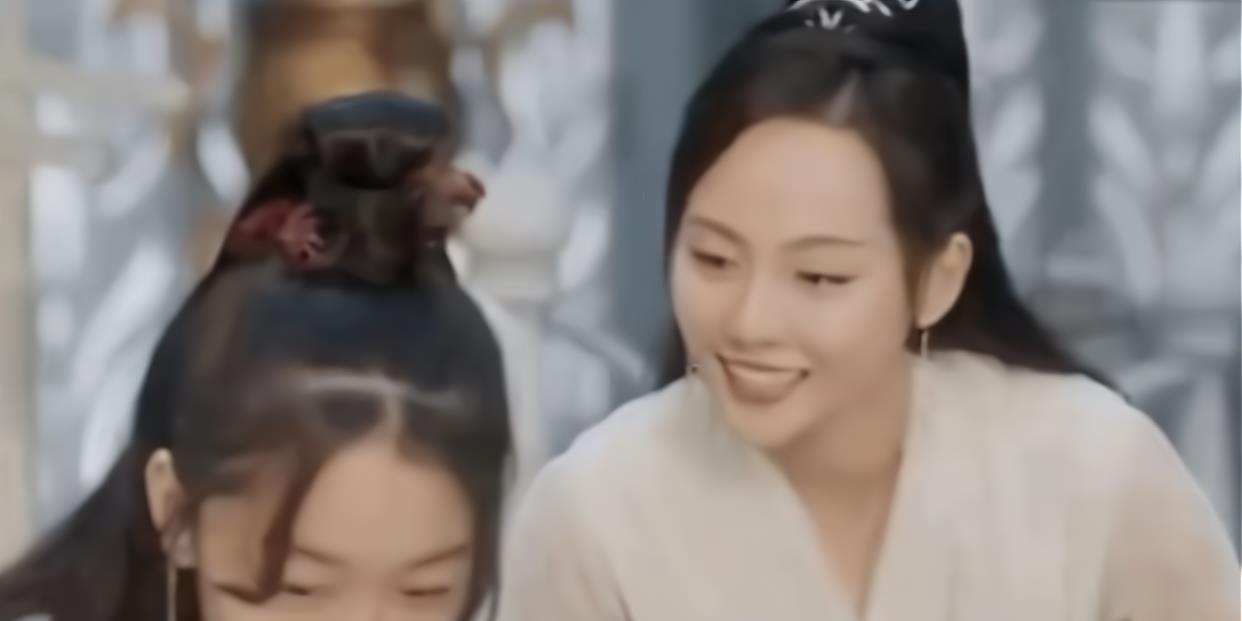 周冬雨|34岁张嘉倪饰演29岁周冬雨丫环，少女感十足，网友：后者更像丫头