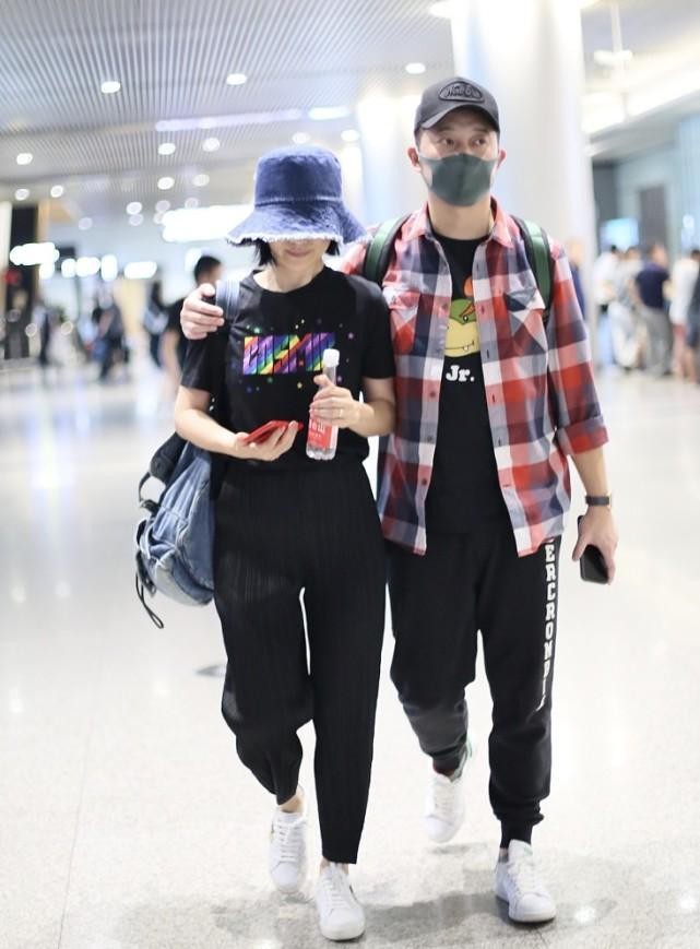 白小白的衣橱|胡可沙溢都老夫老妻了还这么腻歪，走路也要搂着，还挺让人羡慕的