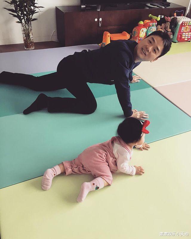 章泽天|章泽天和女儿爬山合影，女儿长相随父亲，模样显得很成熟