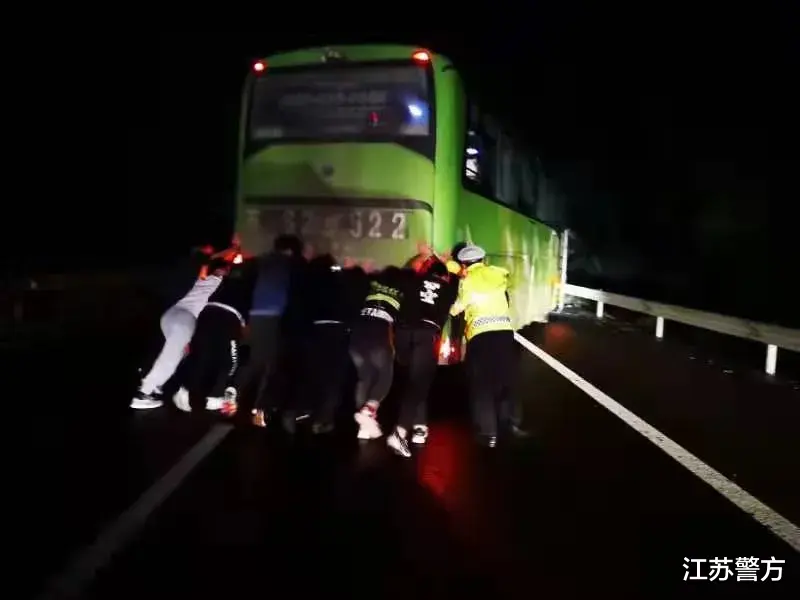 江苏警方 灾情就是命令！江苏警方迅速投入抢险救灾全力守护人民群众生命财产安全