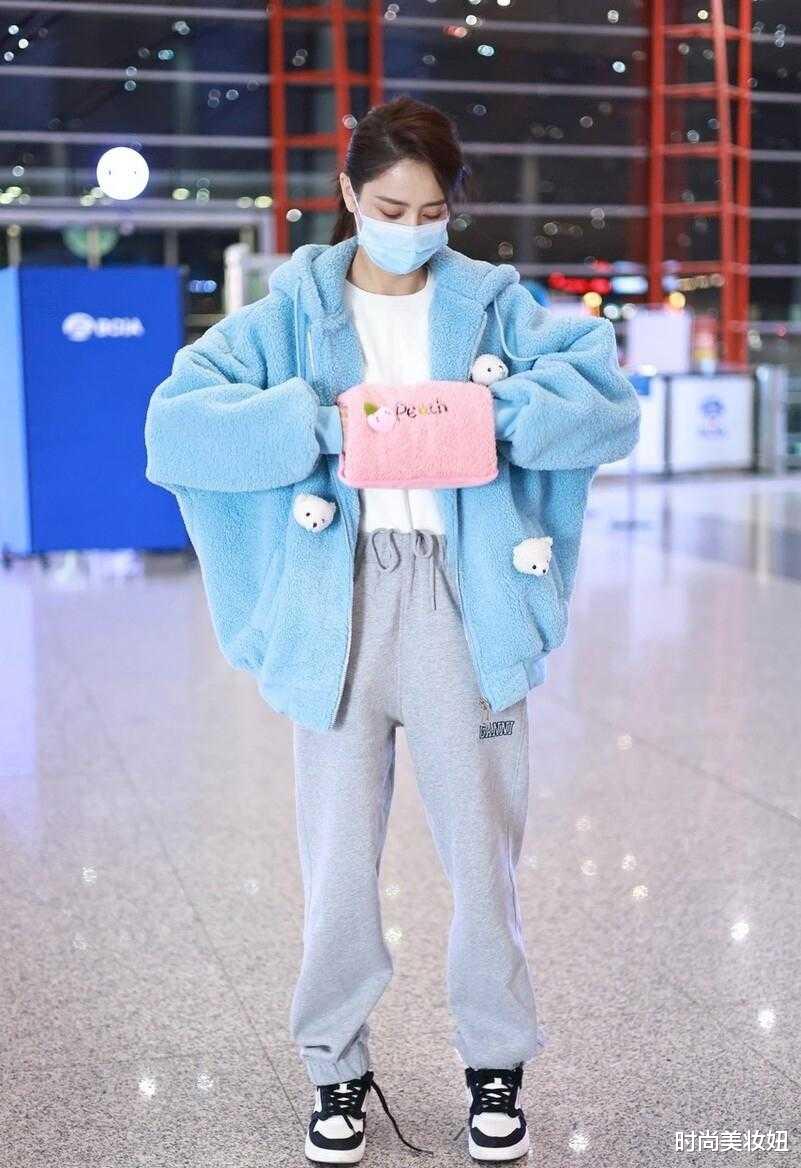 佟丽娅|佟丽娅离婚后越穿越年轻，蓝色毛绒外套配卫裤，像小姑娘一样