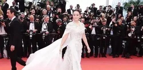 娱乐圈|娱乐圈的走红毯事件很多，女明星都是抢着走20米的地毯走5分钟