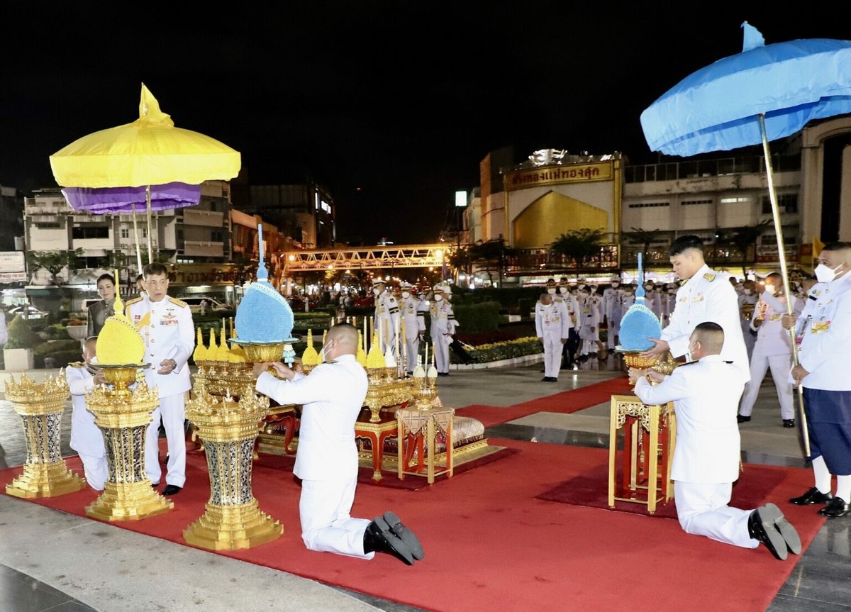 拥抱|太感动了！泰王小儿子双膝跪地与嫡姐拥抱，16岁身高飙1米8贼魁梧