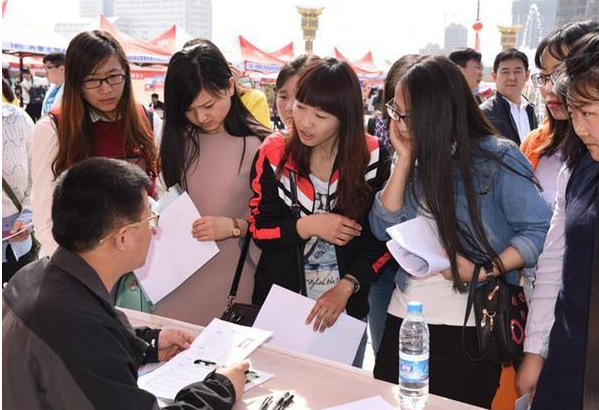 招聘|大学辅导员要“博士以上”？毕业生表示门槛太高，看到薪资后酸了