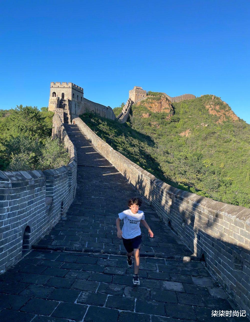 吕燕|超模吕燕全家游长城，法国老公和混血儿子超帅，40岁身材依旧抢眼