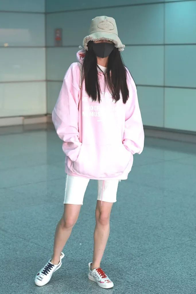 混搭时尚Anna|杨钰莹超市购物，穿oversize卫衣扎麻花辫俏皮又活泼，少女感十足