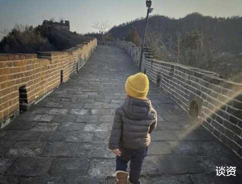 宋祖儿|黄磊一家五口出游被拍，三胎小儿子罕见现身，15岁多多身高瞩目