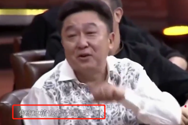 郭德纲|48岁郭德纲吃饭出门被拍!步伐不稳疑似喝醉酒,走路全程被人搀扶