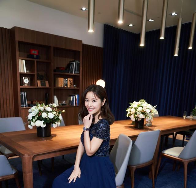 发型|辣妈林心如春晚造型太美了，换新发型走机场减龄又时尚，年轻