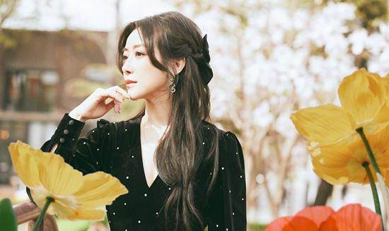 方脸妹说时尚|“平阳公主”陈紫函终于高调,穿外套无惧秋老虎,拎4万包超阔绰