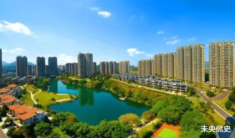 碧桂园|30万人口的小县城，有2个碧桂园、3个恒大，这些房子谁来买？