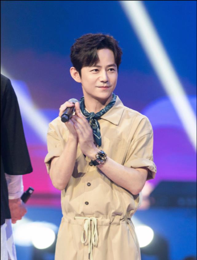 大海在线|谢娜刚复出,何炅就出事?收金条这事可糊弄不过去了