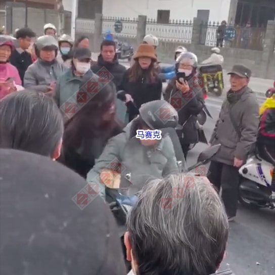 难以置信,江苏一母亲不给买苹果手机,被十几岁女儿当街殴打