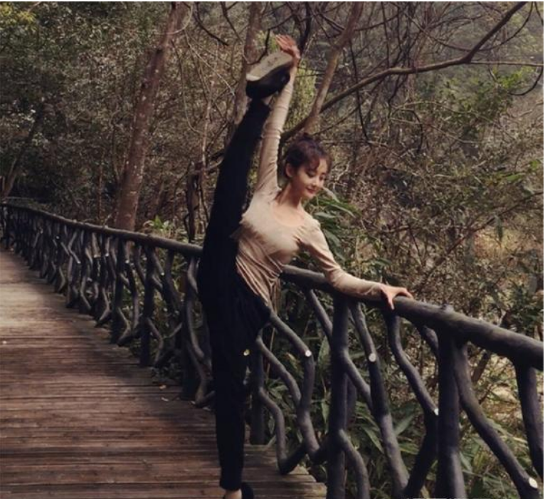 赵丽颖|她是赵丽颖替身，趁赵丽颖怀孕时疯狂接戏，今30岁两人已平起平坐