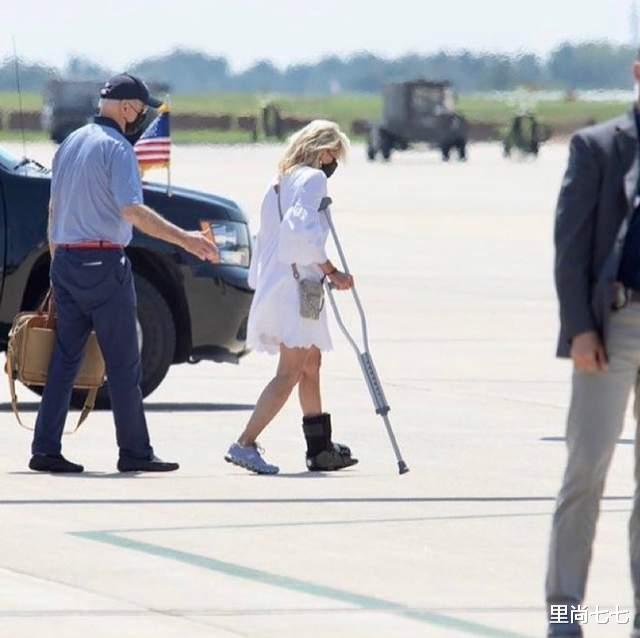 高跟鞋|美国第一夫人终于出院，拄拐亮相走路不稳，70岁穿白裙运动鞋扮嫩