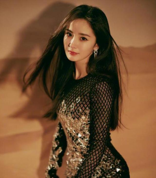 杨幂|34岁杨幂身材管理太绝，完美还原漫画腰，曾一顿只吃7个饺子