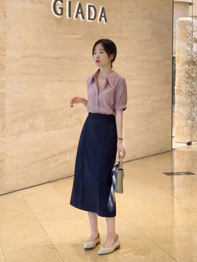 何有强|33岁的女性如何穿衬衫才时髦?搭配上牛仔裤和蓝色西装裤,超好看