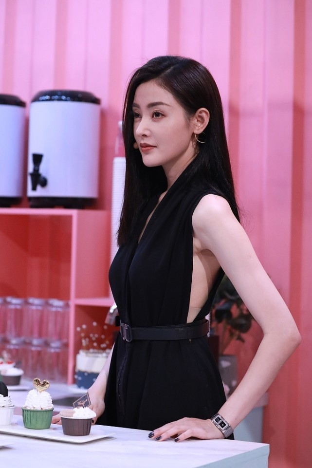 Lady变美日记|张天爱出门像是在“走秀”，即便穿着一身休闲装，看着也带范