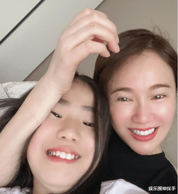 左小青|44岁左小青素颜显年轻，10岁女儿鲜少露面，模样和儿时变化大