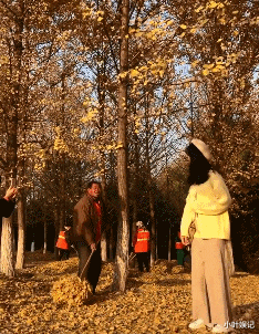 小叶娱记 妹子,知道你很热,可是也不能穿成这样出门啊,太尴尬了吧!