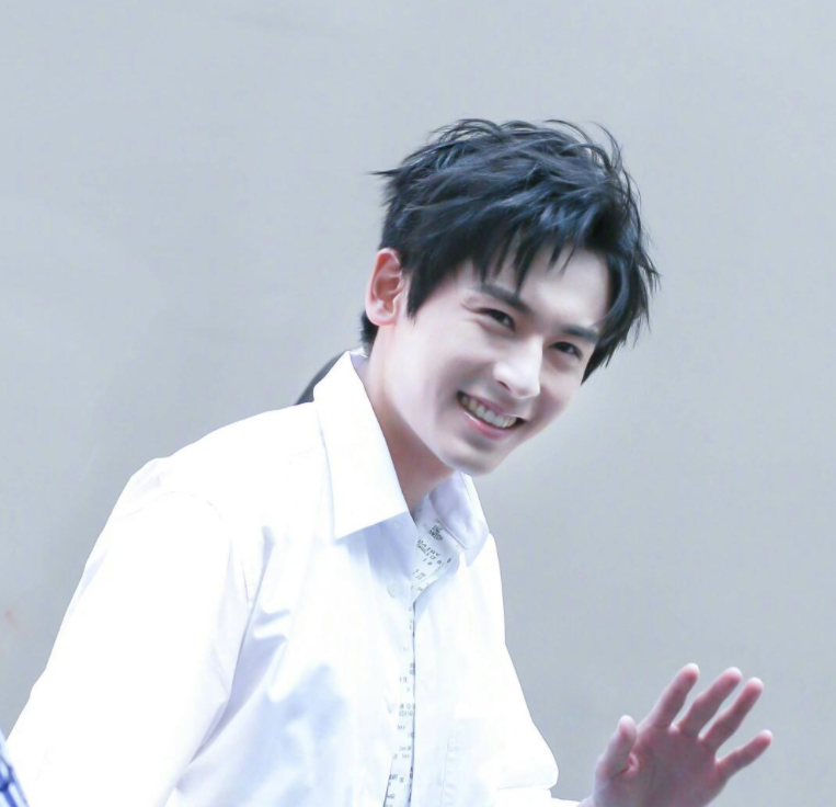 张哲瀚|张哲瀚身材登热搜，方形臀部抢镜，肖战同款“假屁股”？