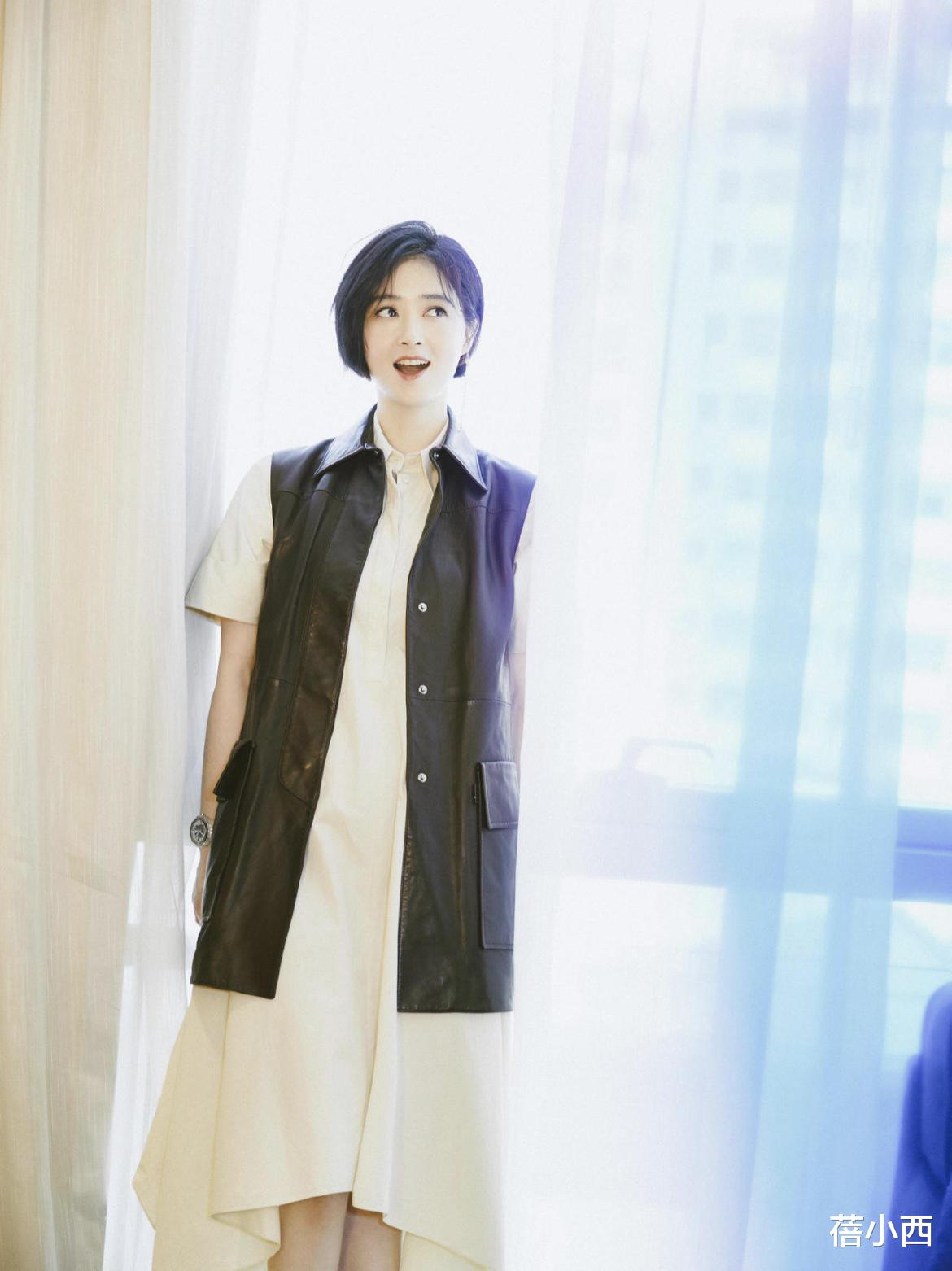 蓓小西|微富态的女人最显气质,看蒋欣穿中国风套装,众多女星属她最气派