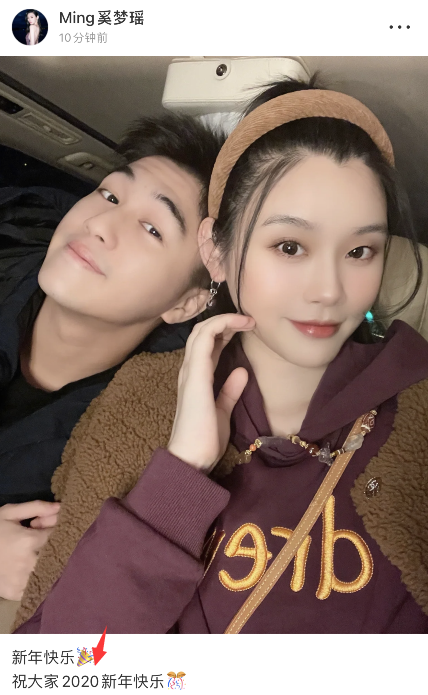 奚梦瑶|奚梦瑶晒夫妻合照，美颜过度和生图差太多，何猷君甜靠老婆肩头秀恩爱