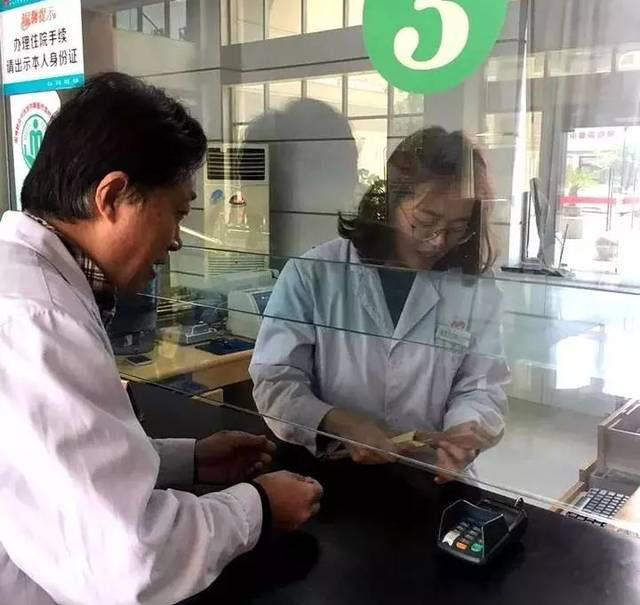 医生 手术之刃！黑医嫌“癌症家属”给5千红包太少：仅停职6个月！