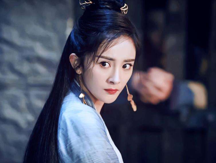 杨幂|35岁杨幂称想恋爱：天天都期待爱情，可是不会主动追求男方