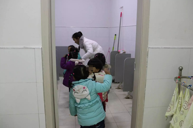 齐姐育儿|3岁半孩子上幼儿园第一天，就被老师劝退，背后原因值得反思