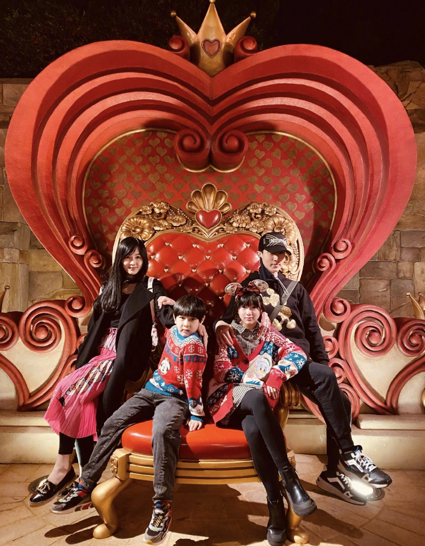 迪士尼|吴尊一家打卡迪士尼，和妻子浪漫亲吻，NeiNei身高快赶上妈妈