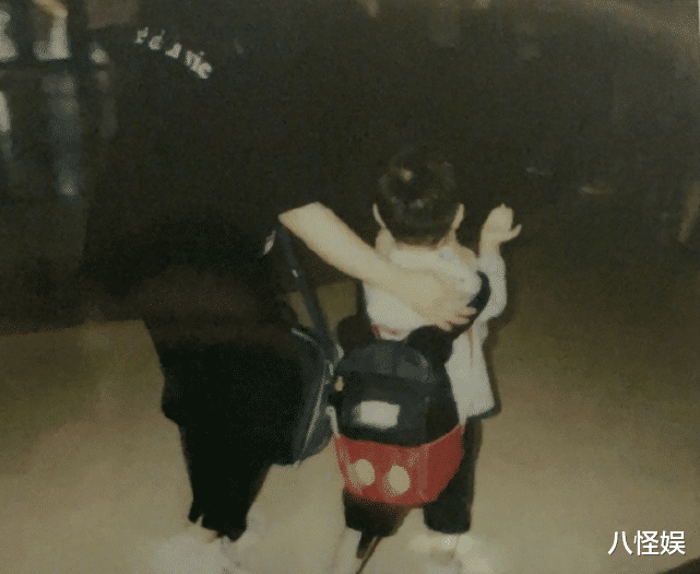 张嘉倪|张嘉倪买超送儿子上学,子恩紧搂弟弟恋恋不舍,夫妻俩却开心比耶