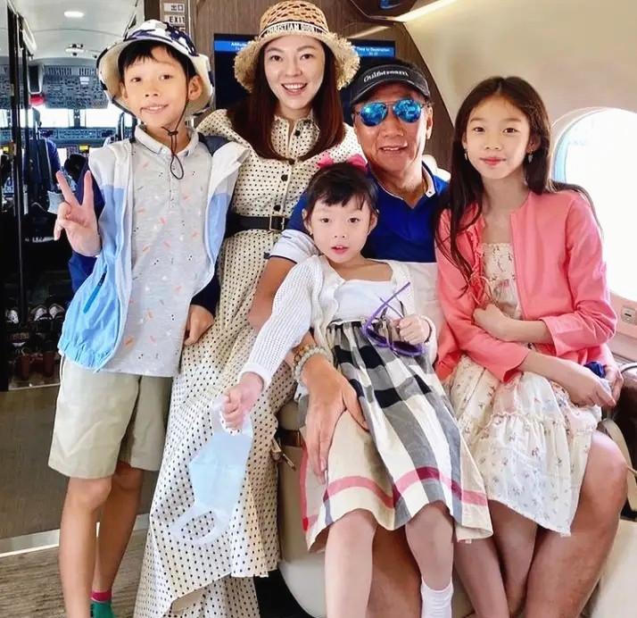 全球时尚号|郭台铭娇妻曾馨莹秀恩爱，和老公差24岁依然甜美无间，打算拼四胎