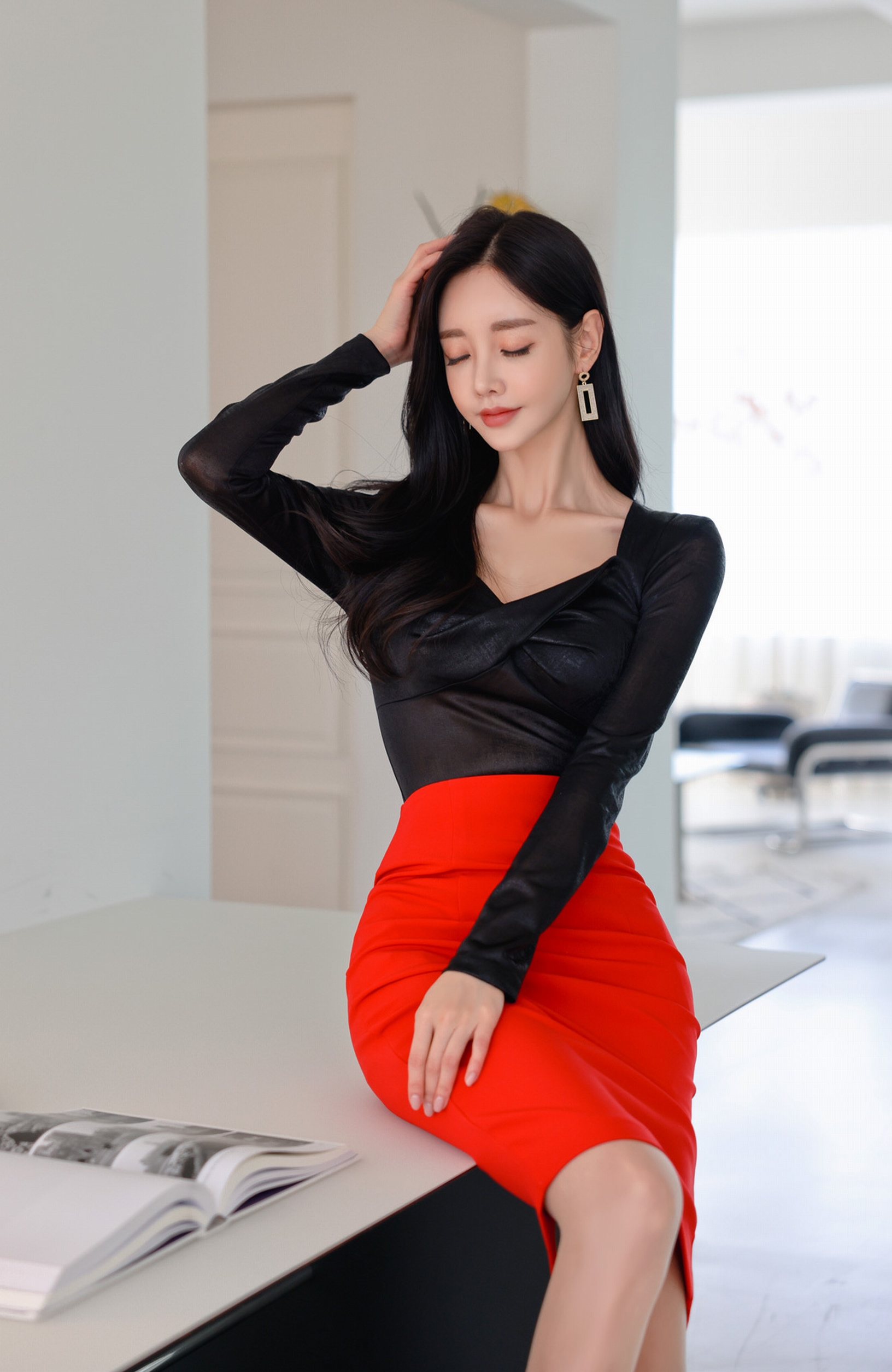 韩国名模孙允珠 2021最新孙允珠时尚写真:黝黑麻花桃心领T恤搭配大红修身半身裙