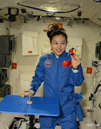 太空理发还有续集?王亚平换发型了,航天员都是被耽误的托尼老师