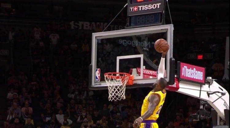 湖人队|一度领先11分！湖人拒绝0-2，詹姆斯打疯了，小加首秀惊艳