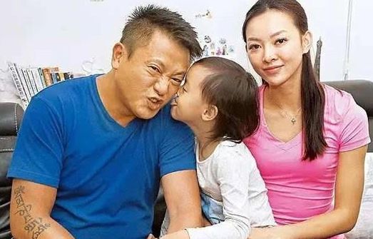 魏骏杰|他为娶19岁女学生，抛弃相恋9年的女友，今50多岁发福严重成路人