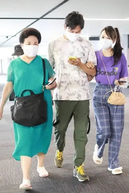 潮流新风 伊能静和婆婆走机场，T恤配格纹裤文艺又少女，婆婆打扮更时髦