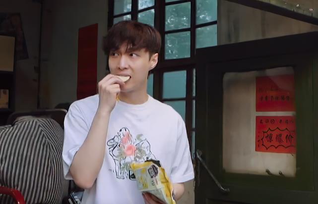 张艺兴|张艺兴“起床照”火了，没化妆就站在太阳光下，网友：确定29岁？