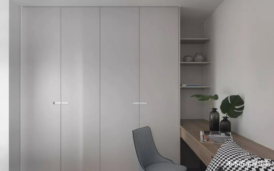 衣帽间|不要再跟我显摆你那高逼格的灰色定制柜了，我真的不钦慕！