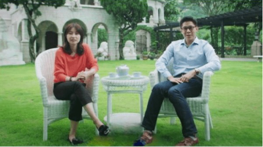 霍启刚|坐拥霍家资产300亿，竟然穿55元布鞋，她凭什么能和霍启刚站一起