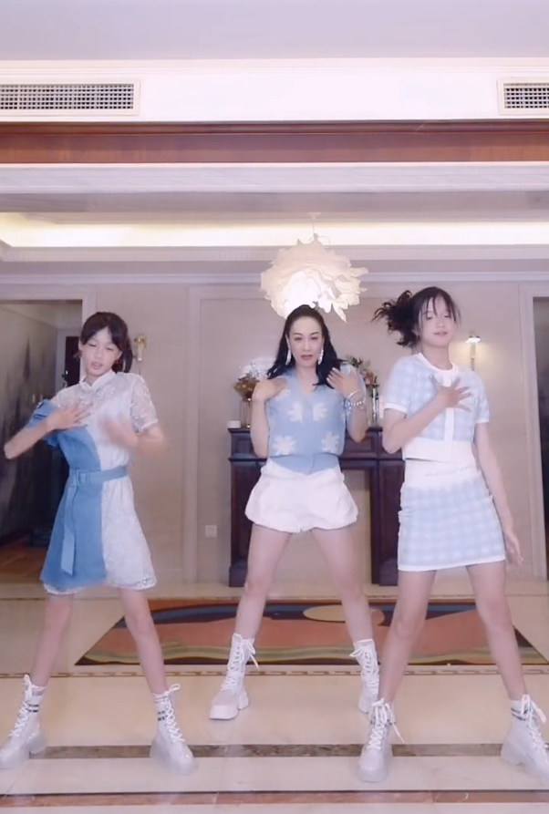 钟丽缇|钟丽缇母女三跳女团舞，穿同色系仿若姐妹，二女儿逆袭身高超妈妈