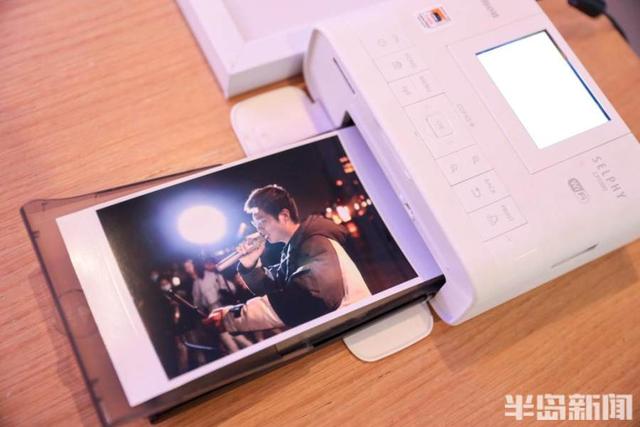 半岛新闻客户端 定格最美瞬间·努力生活⑤丨夜间亮嗓，放歌浴场，这小伙弹着吉他走四方