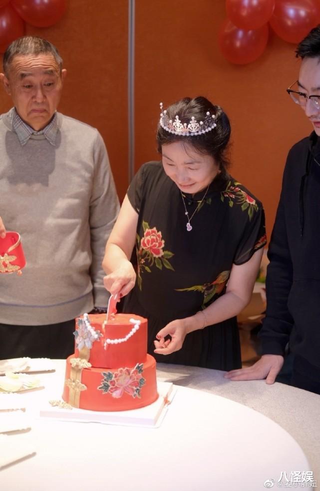 明星|何姿为婆婆庆60岁生日，送名贵项链给她，婆媳贴头合照好温馨