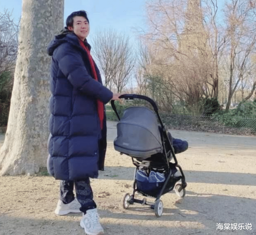 赵本山|郎朗1月7日在法国录制春晚，戴大红围巾喜笑颜开，吉娜弹琴超开心