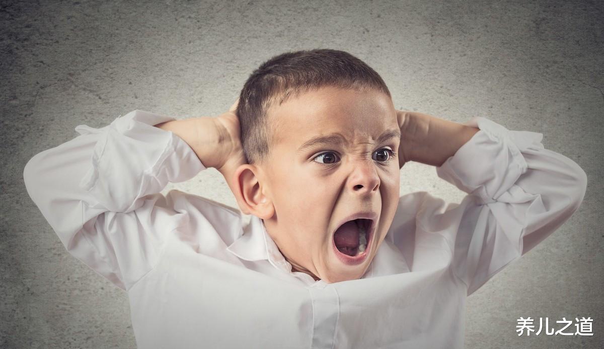 养儿之道|爷爷装睡2岁孙女帮忙盖被子,爸爸的回应,透露出家教的重要性