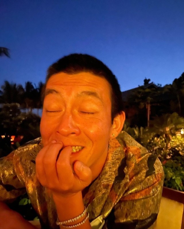 陈冠希|陈冠希女儿和保姆的儿子合影,两人青梅竹马,相互依偎cp感十足