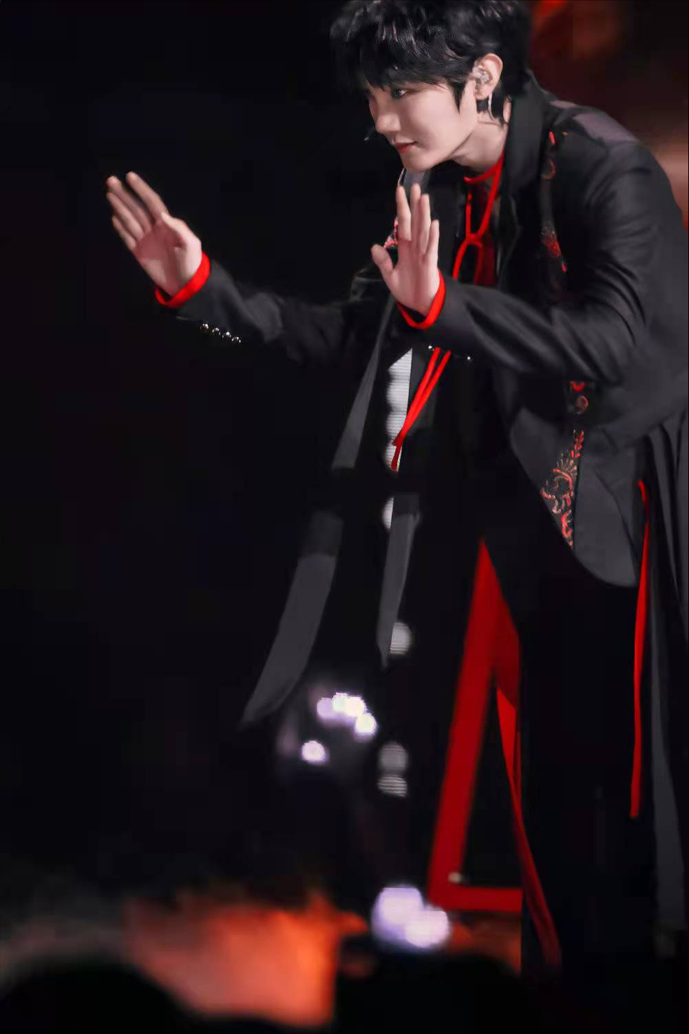 金星|《追光吧》开播，首播收视率不佳，引发2处争议，1处亮点