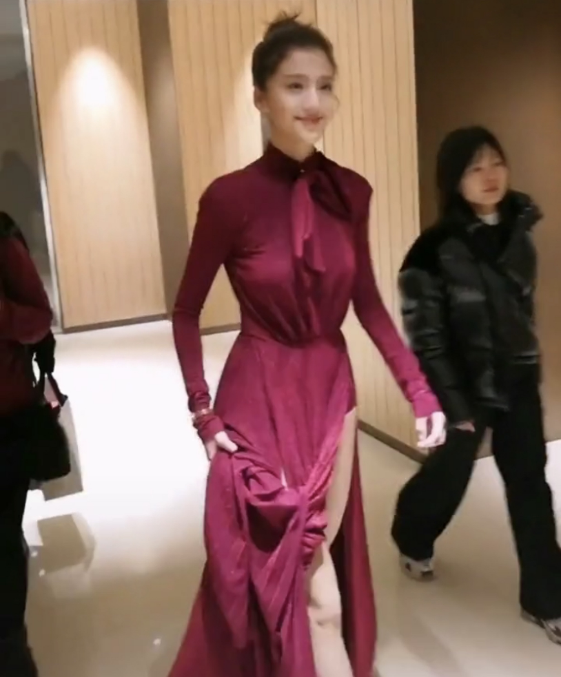 吴千语|吴千语出行只带1位助理，全程大腿裸露在外，网友：极品身材