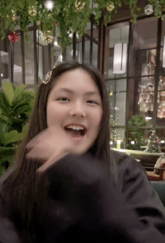 王岳伦|王岳伦久违晒父女合影，带王诗龄海边过周末，离婚后好心情尽显